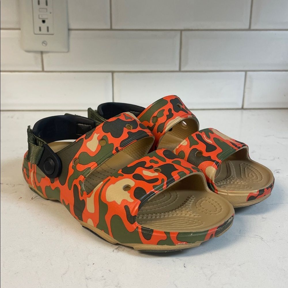 CROCS CLASSIC ALLTERRAIN CAMO SANDAL Kids Orange Camo Strap Sandals SZ Junior 3 - Picture 10 of 17